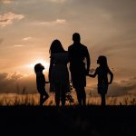 Fotografía familia de la mano